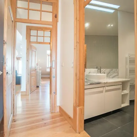 Superb Flat Cathedral & River View Apartment *